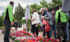 El I Mercado de las Flores se celebra en el Paseo de Roma de Mrida con gran acogida