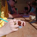 100 personas hacen sus propias pulseras romanas en Mrida en un taller de Emerita Lvdica