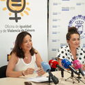 IMEX reparte en Don Benito 2000 pulseras que alertan situaciones violencia contra mujeres