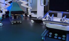 El Universitario de Cceres realiza su primera intervencin quirrgica con el robot HUGO