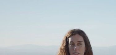 La parapentista Pilar Montero protagoniza el vídeo del 8M de la Diputación de Cáceres