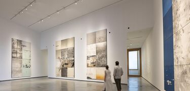 Helga de Alvear inaugura primera gran exposición de Patricia Gómez y María Jesús González