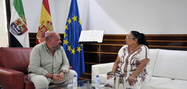 Naharro aborda con Asociación Mujeres Gitanas de Mérida los retos actuales de la comunidad