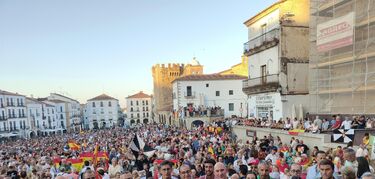 Guardiola muestra su apoyo a Ceuta en una concentración multitudinaria en Cáceres