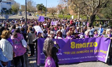 Miles de personas salen a las calles de Extremadura para reivindicar derechos de la mujer