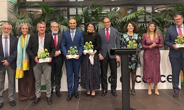 AECC reconoce compromiso del IES Al-Qázeres, diseñadora De Manuela y Grupo Incalexsa