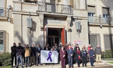 Badajoz guarda minuto de silencio en memoria de la última víctima de violencia de género
