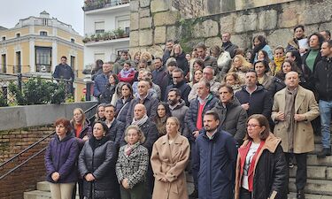 Minuto de silencio a las puertas Presidencia en memoria de la última extremeña asesinada 