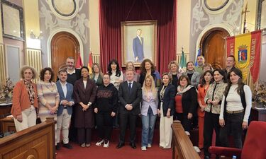 Colectivos de mujeres acompañan al Ayuntamiento de Badajoz en el acto institucional por 8M