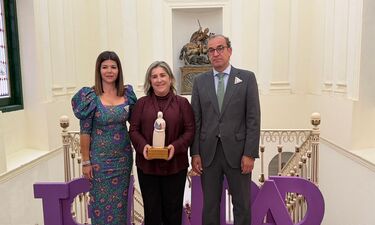 Ayuntamiento Cáceres premia a María Victoria Hernández por apoyo a mujeres más vulnerables