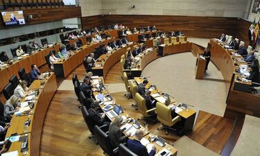 Los votos de PP y Vox rechazan enmiendas totalidad de PGEx presentadas por PSOE y Unidas