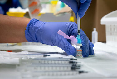 El SES amplía la campaña de vacunación de gripe y covid en horario de tarde este jueves