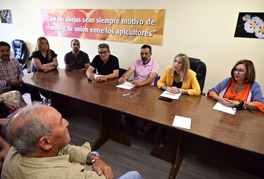 Guardiola propone lanzar un sello de calidad para la miel de Extremadura 