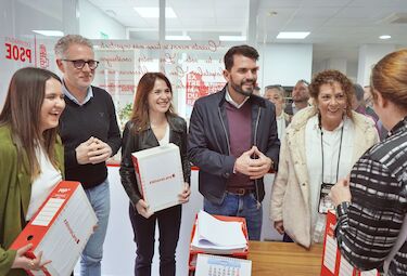 Garlito presenta el máximo de avales permitidos para optar a liderar el PSOE extremeño