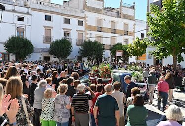 Vara es despedido en un multitudinario funeral en Olivenza inundado de aplausos y emoción