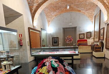 La artista visual Carmen Palop lleva sus obras al Etnográfico Pérez-Enciso de Plasencia