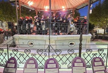 Cientos de personas salen a las calles para recordar a las víctimas de violencia de género