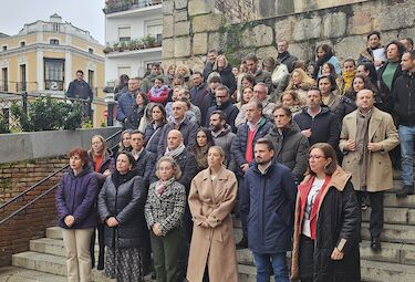 Minuto de silencio a las puertas Presidencia en memoria de la última extremeña asesinada 
