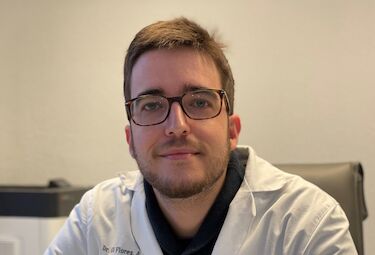 Experto en Psiquiatría dice que prohibir acceso a RRSS a menores no es una medida acertada