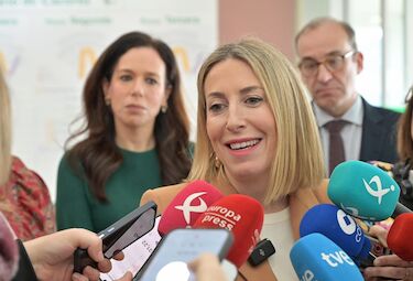 Guardiola visita el Hospital de Cáceres para conocer el nuevo servicio de medicina nuclear