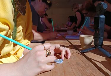 100 personas hacen sus propias pulseras romanas en Mérida en un taller de Emerita Lvdica