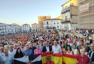 Guardiola muestra su apoyo a Ceuta en una concentración multitudinaria en Cáceres