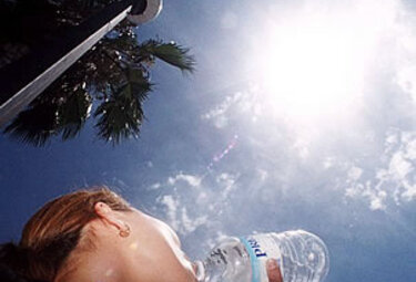 El SES aconseja hidratarse y evitar la exposición al sol en las horas centrales del día