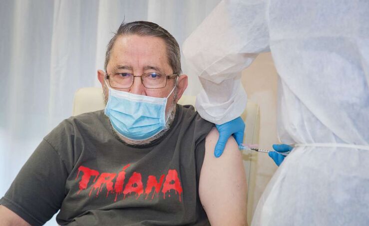 Vicente Mirn de 72 aos primer extremeo en recibir la vacuna contra la Covid19