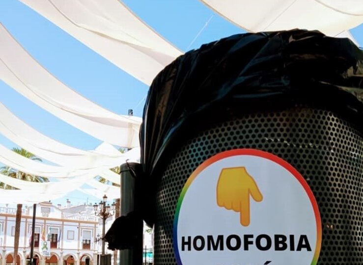Contenedores y papeleras de Montijo lucirn pegatinas con el lema Homofobia aqu 