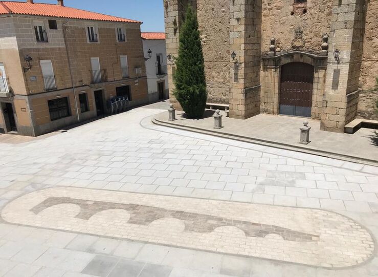 Torremocha estrena Plaza Mayor con mosaico que representa el puente romano del ro Salor
