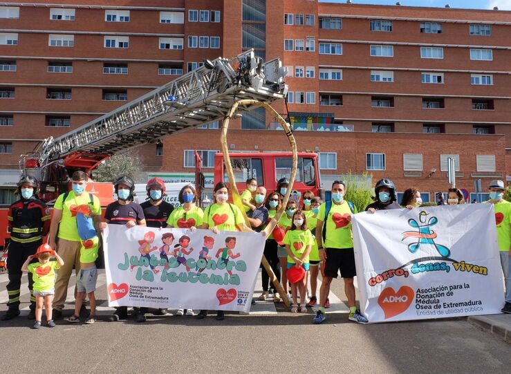 Nios de Oncologa del Materno de Badajoz reciben visita de los bomberos de la ciudad