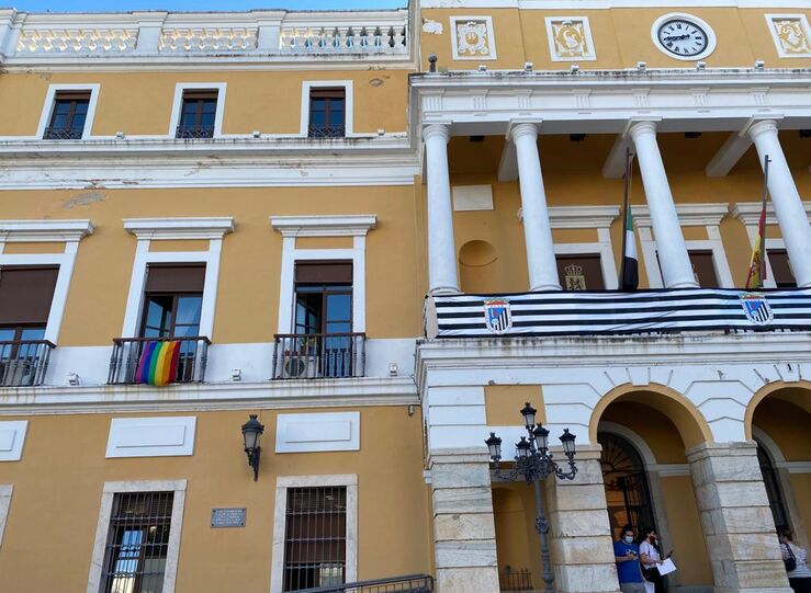 Gobierno Badajoz replica al PSOE que fachada del Ayuntamiento s ha lucido bandera LGTBI