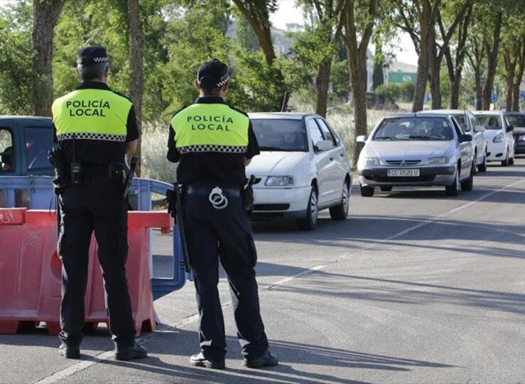 Polica Local de Cceres interviene en fiesta de 18 personas en Avda Virgen de la Montaa