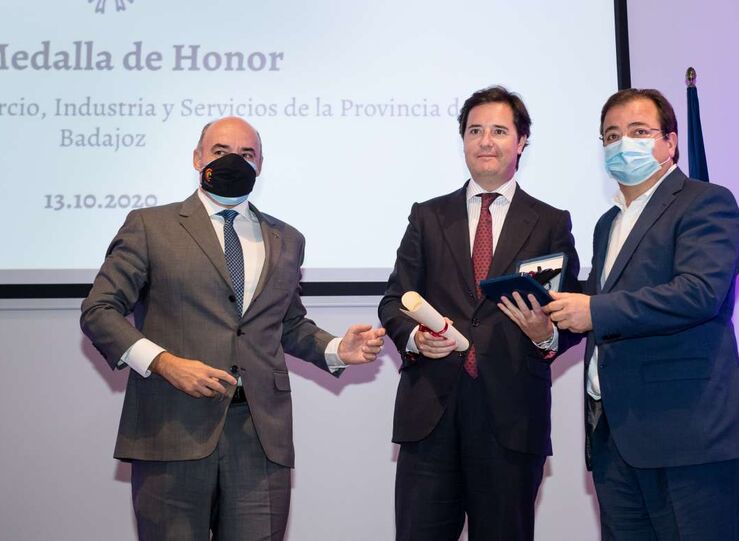 La Cmara de Comercio de Badajoz hace entrega de su Medalla de Honor a Adolfo DazAmbrona