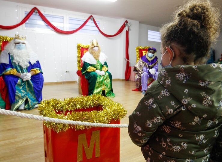 1400 personas visitan a los Reyes Magos en las distintas barriadas de Mrida