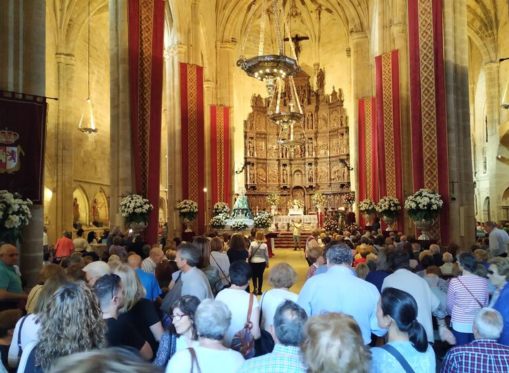 Cientos de cacereos reciben a la Virgen de la Montaa ante el Nuncio del Papa