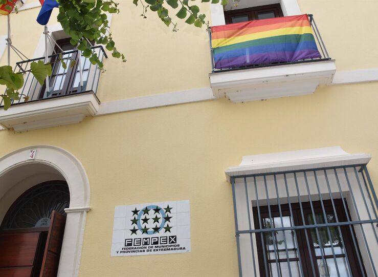 Sede Fempex luce una bandera arcoris como respaldo a una sociedad sin discriminacin