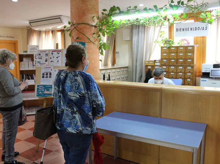 Biblioteca Municipal Mrida recibe a primeros usuarios tras reabrir servicio de prstamos