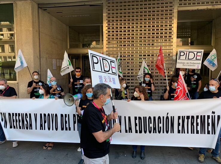 Delegados sindicales piden en Cceres voluntad poltica para acabar recortes educacin