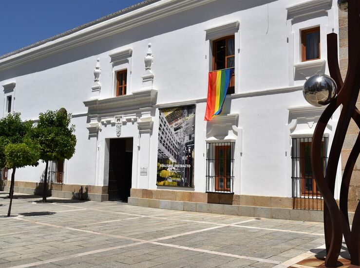 La fachada de Asamblea luce bandera arcoris en apoyo al Da Internacional Orgullo LGBTI