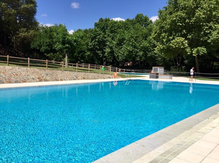 Usuarios de las piscinas municipales de Cceres registran un descenso lgico del 22 