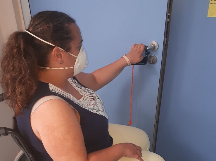 Apamex y UEx acaban pruebas del abridor de puertas seguro para personas con discapacidad