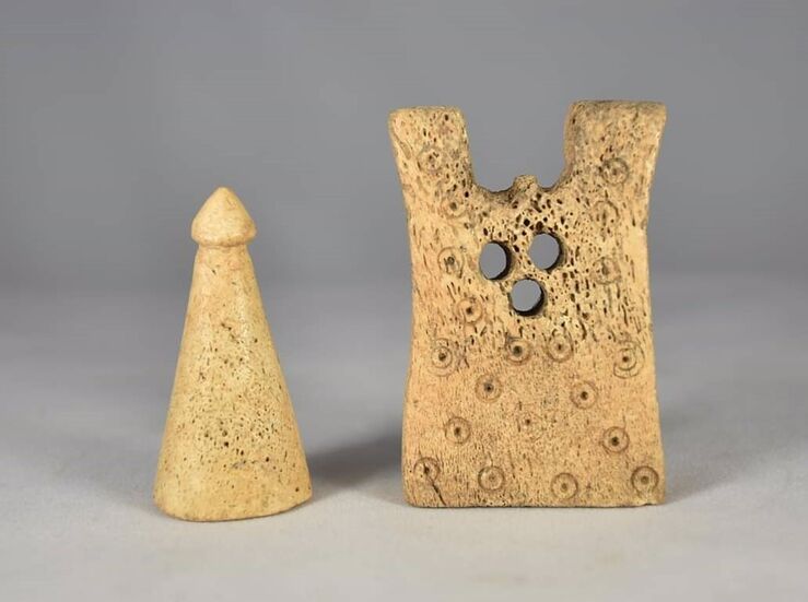 Pen y una torre de ajedrez hechas con huesos piezas del mes del Museo de Cceres