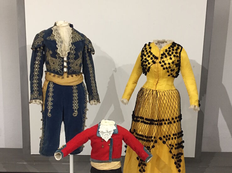 El Museo de Cceres alberga una exposicin sobre trajes del siglo XVIII
