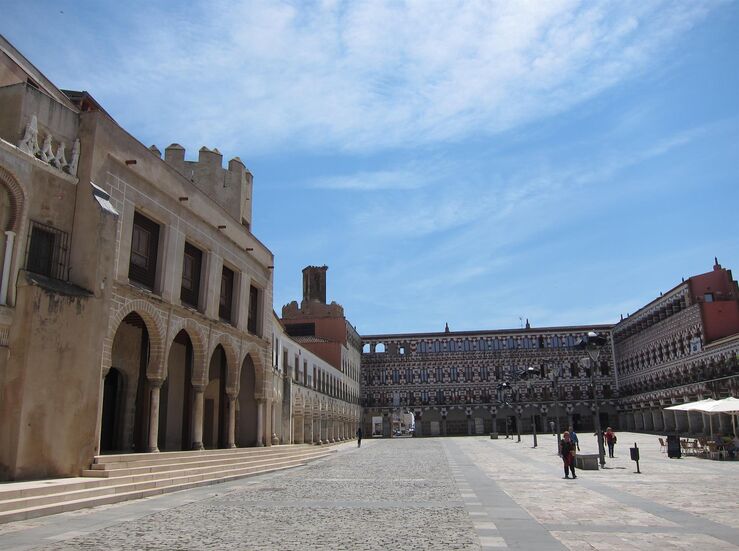 Ayuntamiento Badajoz retoma visitas guiadas con recorrido por Concurso de Pintura al Aire 