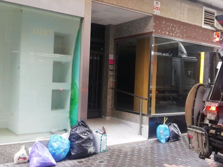 Ayuntamiento Mrida censura incivismo vecinos de calle Cervantes dejando basura en portal
