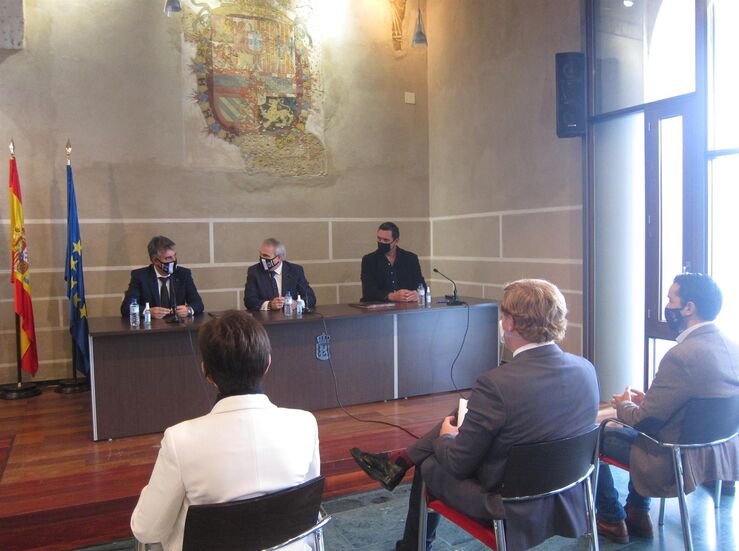 Ayuntamiento y CD Badajoz formalizan el convenio de cesin del estadio Nuevo Vivero 