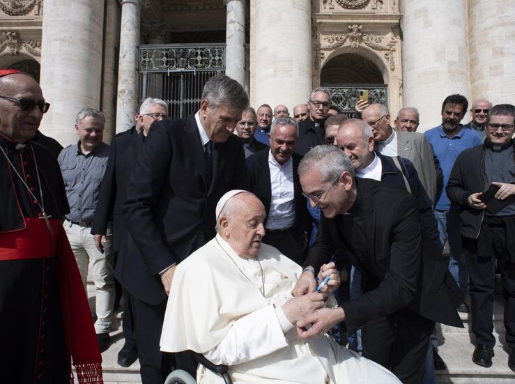 El rector del Seminario de Cceres obsequia al Papa con una pulsera simblica 