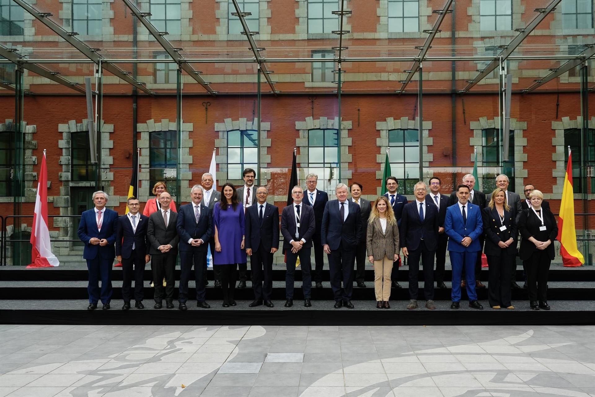 Foto de familia de los presidentes parlamentarios europeos asistentes a la CALRE.
