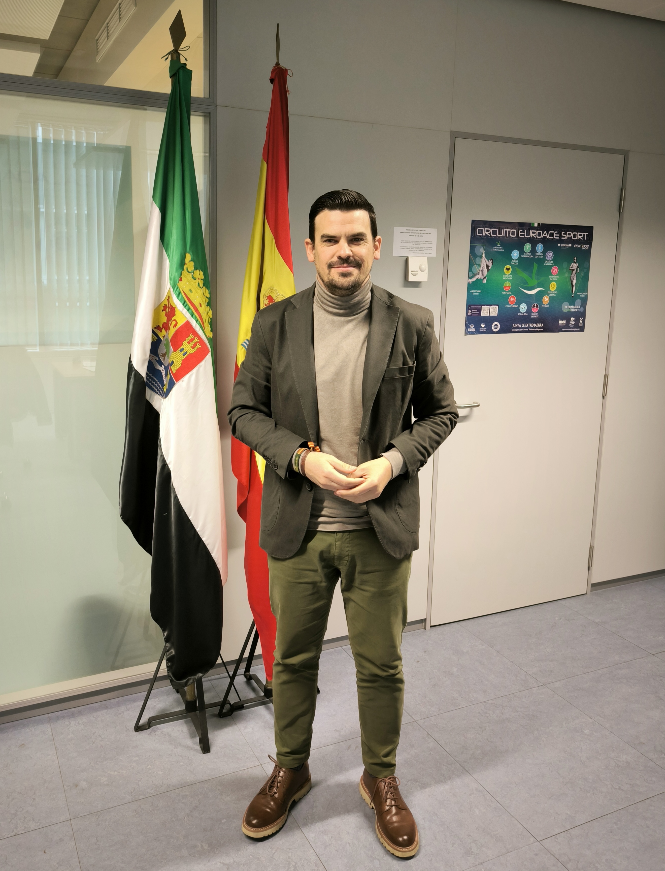 Santi Amaro en su despacho de Mérida.
